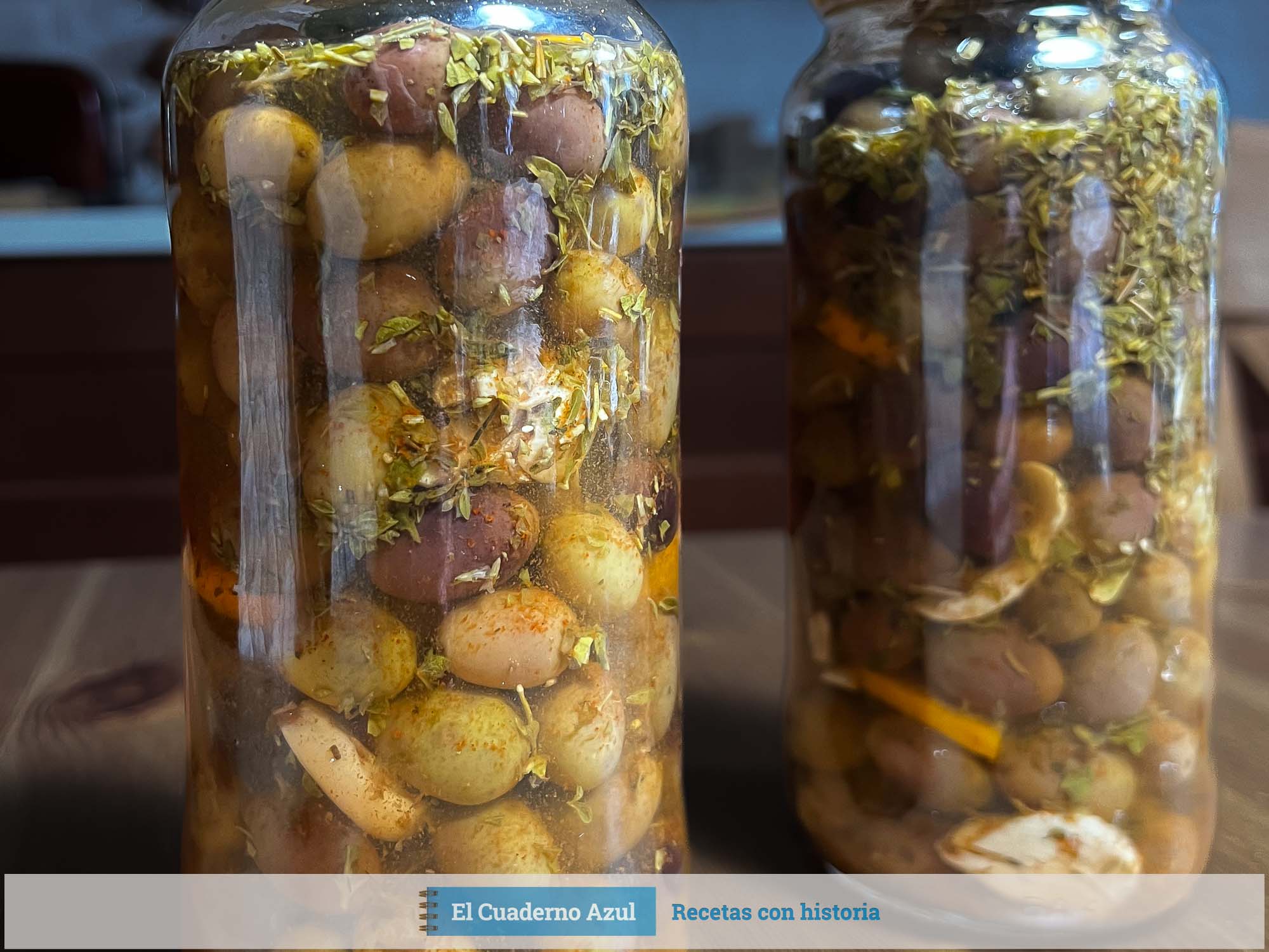 Frascos con aceitunas caseras preparadas