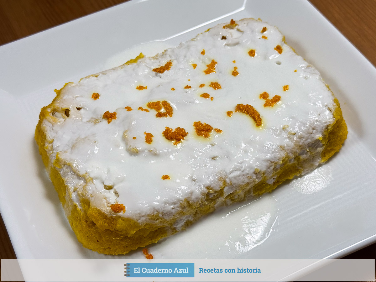 bizcocho de zanahoria al microondas con cobertura de yogur y ralladura de naranja