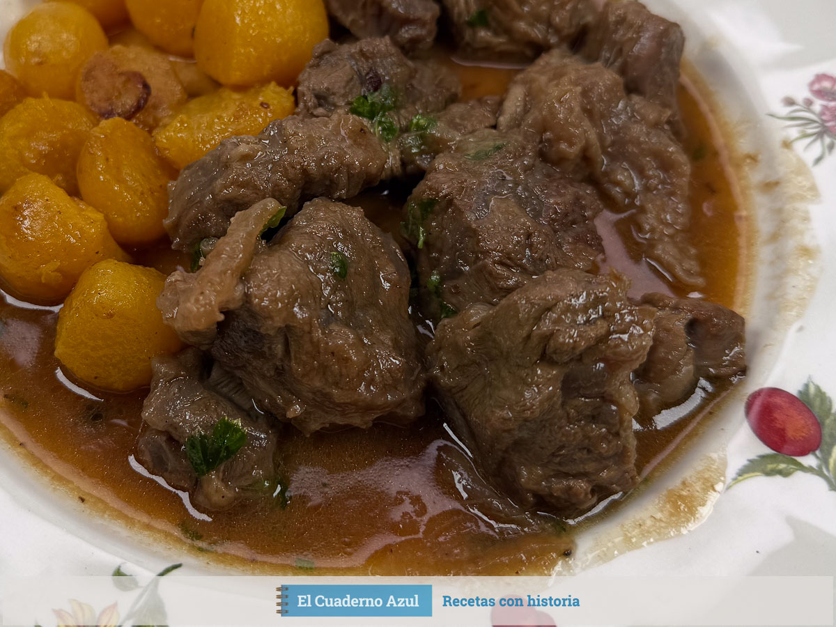 Detalle de dados de ternera en salsa ligada con majado, calabaza salteada a un lado