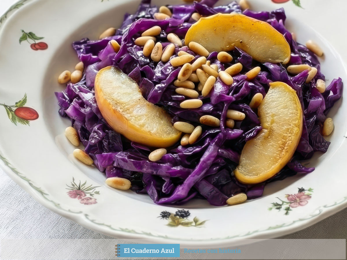 Detalle de la textura de la lombarda cocinada con los gajos de manzana dorados