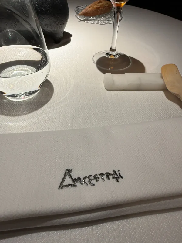 Detalle de la mesa de Ancestral con la servilleta del restaurante