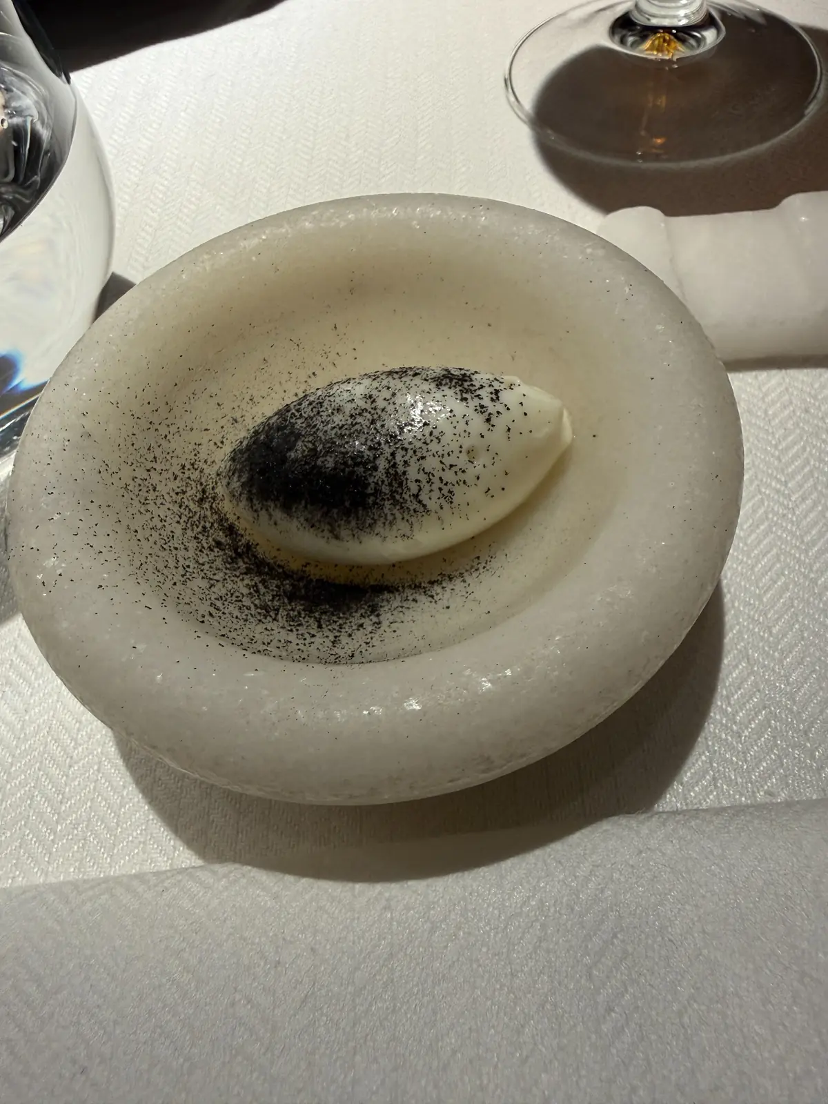 Pequeño pase del menú Pardo servido en cerámica blanca