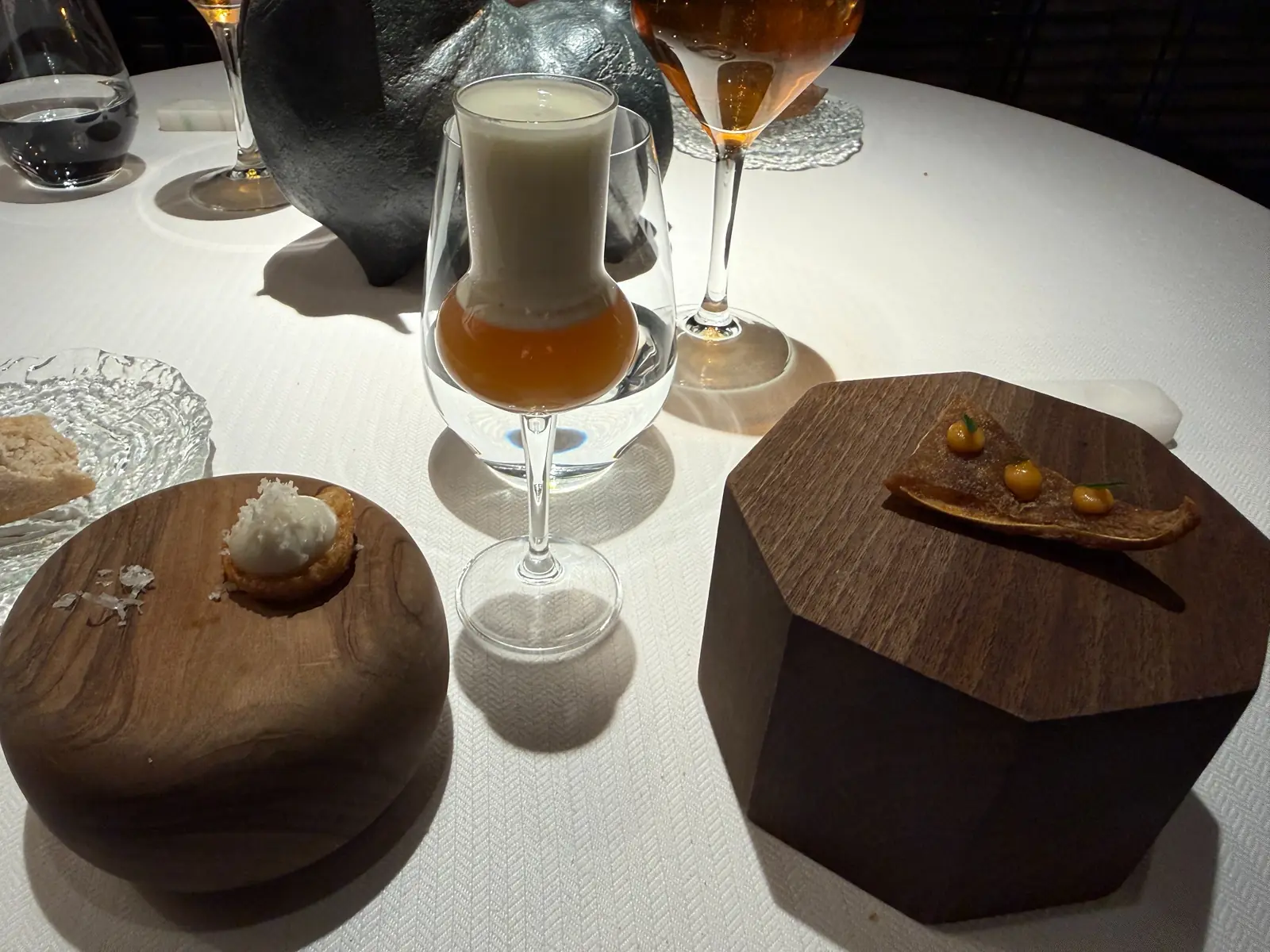Primeros bocados del menú Pardo sobre madera y en copa