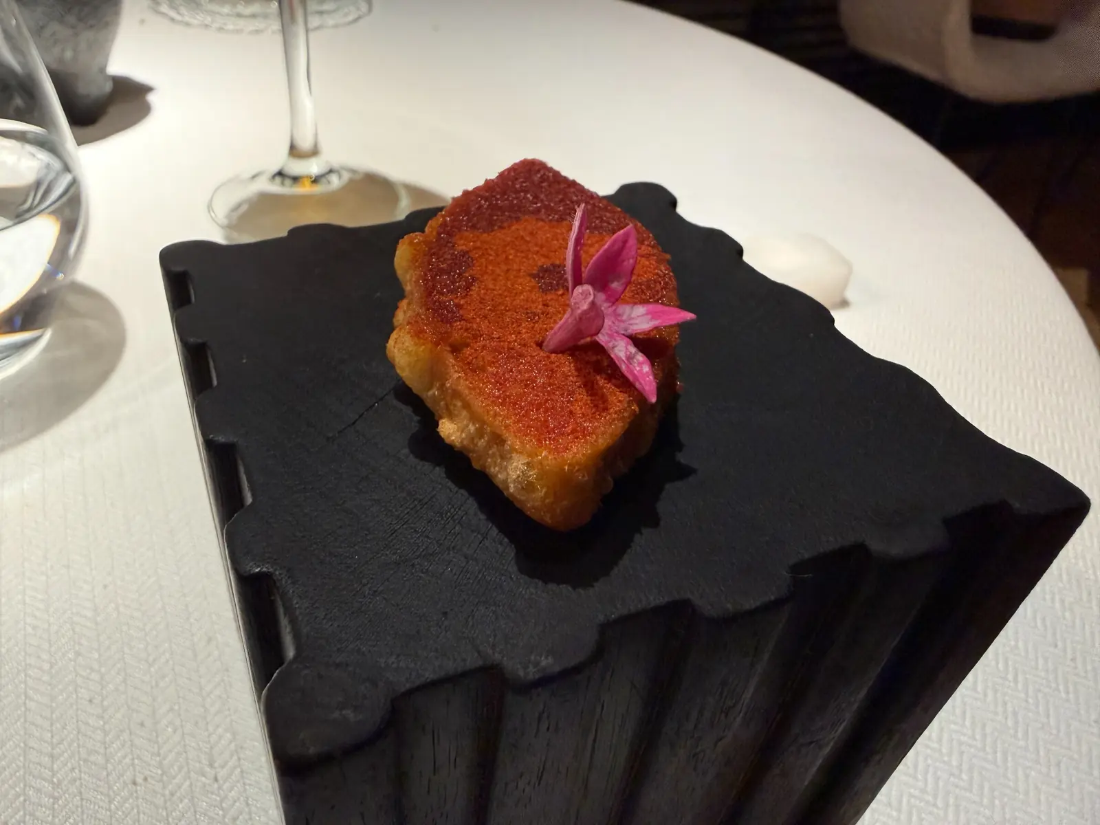 Bocado dorado del menú Pardo con detalle floral