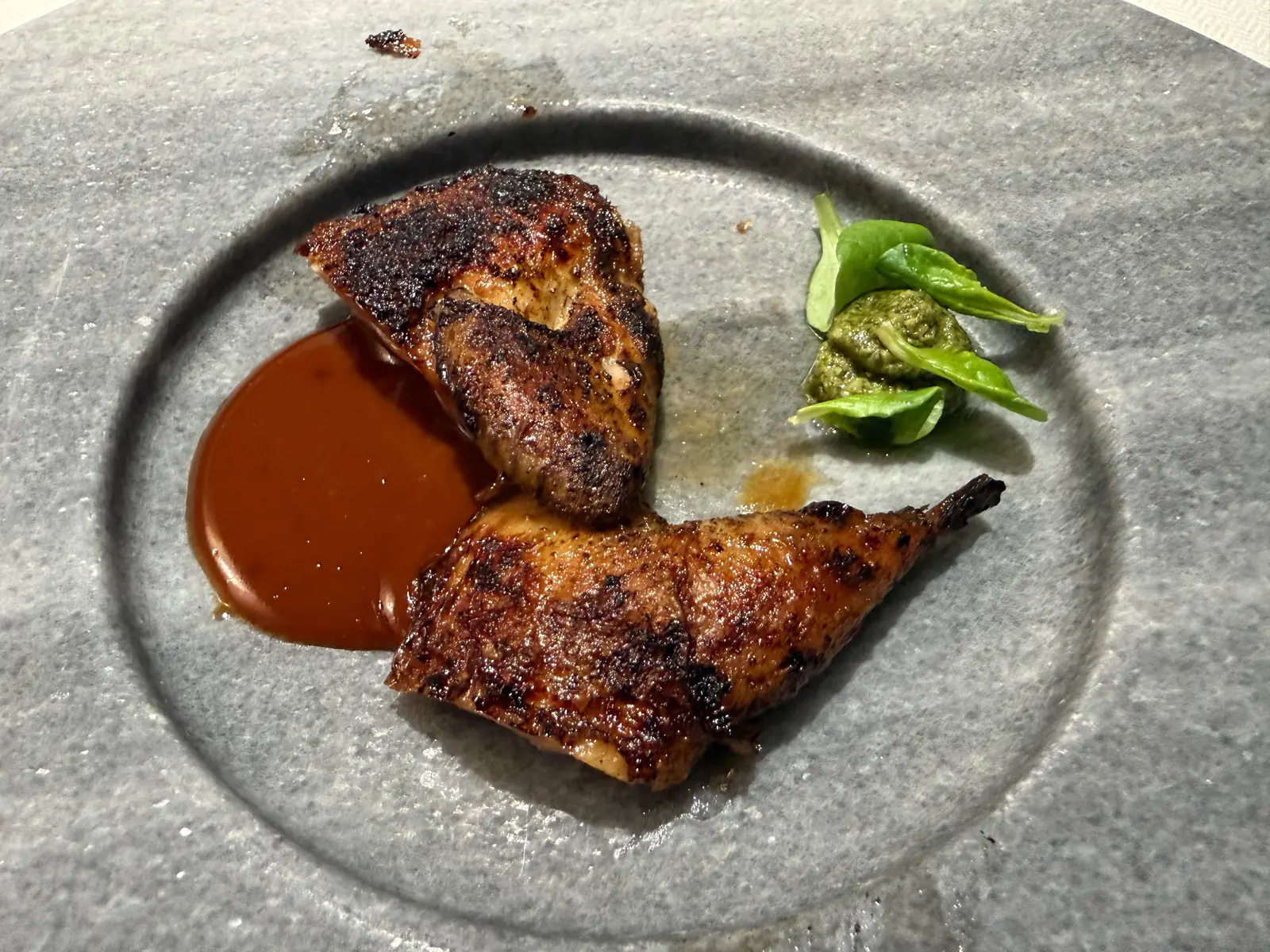 Plato del menú Pardo con tonos de asado y salsa