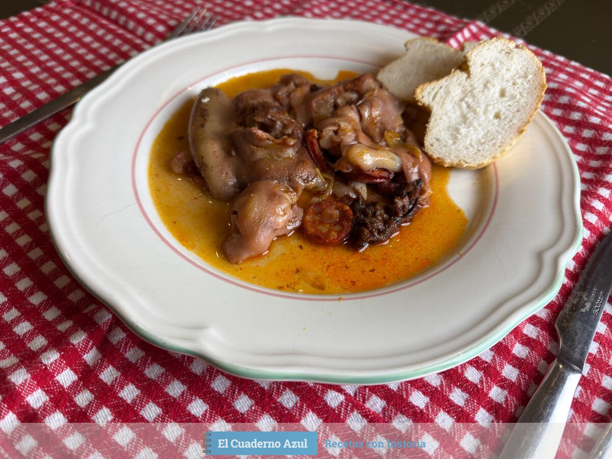 Manitas de cerdo a la madrileña con chorizo, morcilla y pan en plato blanco