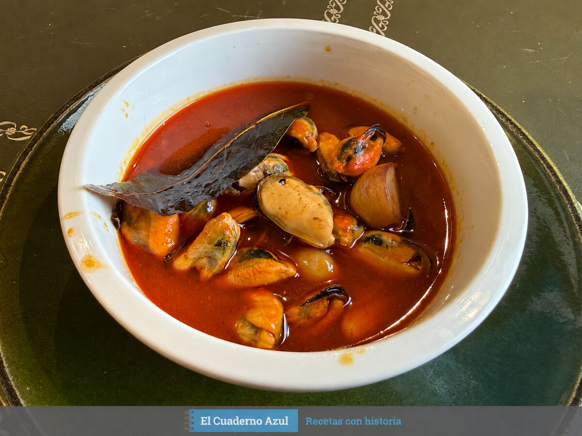 Mejillones en escabeche caseros con laurel y ajos en un cuenco blanco