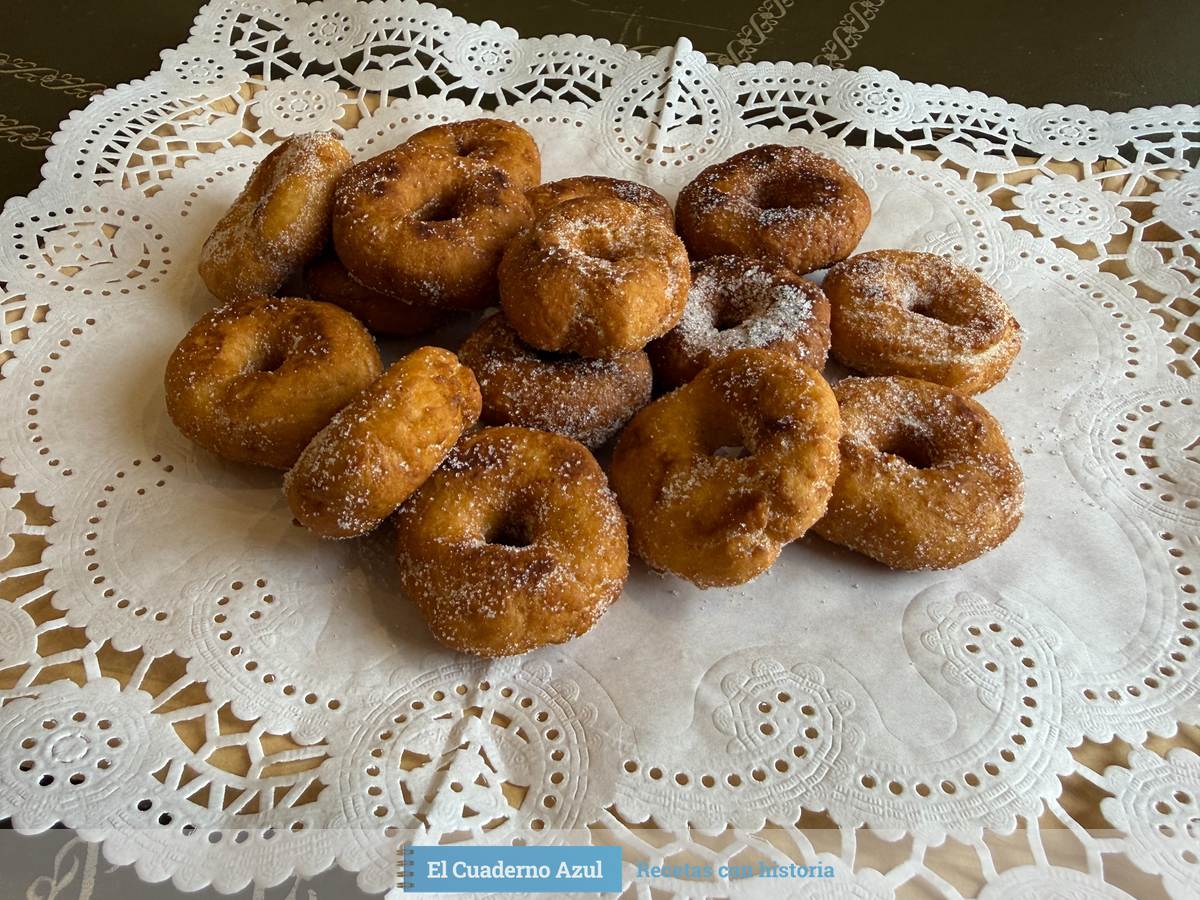 Rosquillas de anís doradas y cubiertas de azúcar sobre una blonda blanca